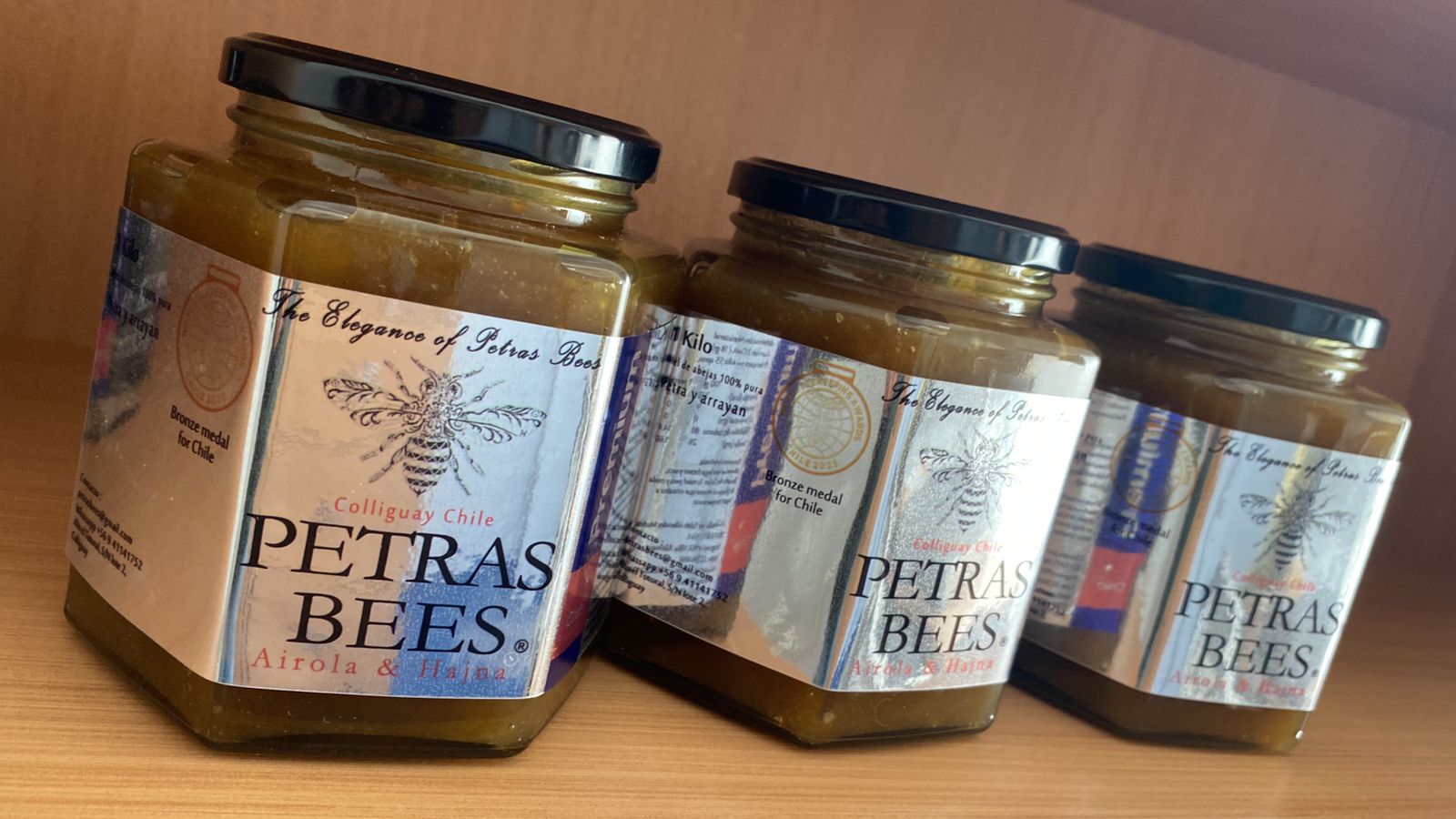 Frascos de miel Petras Bees elaborada a partir de néctares y pólenes del bosque nativo